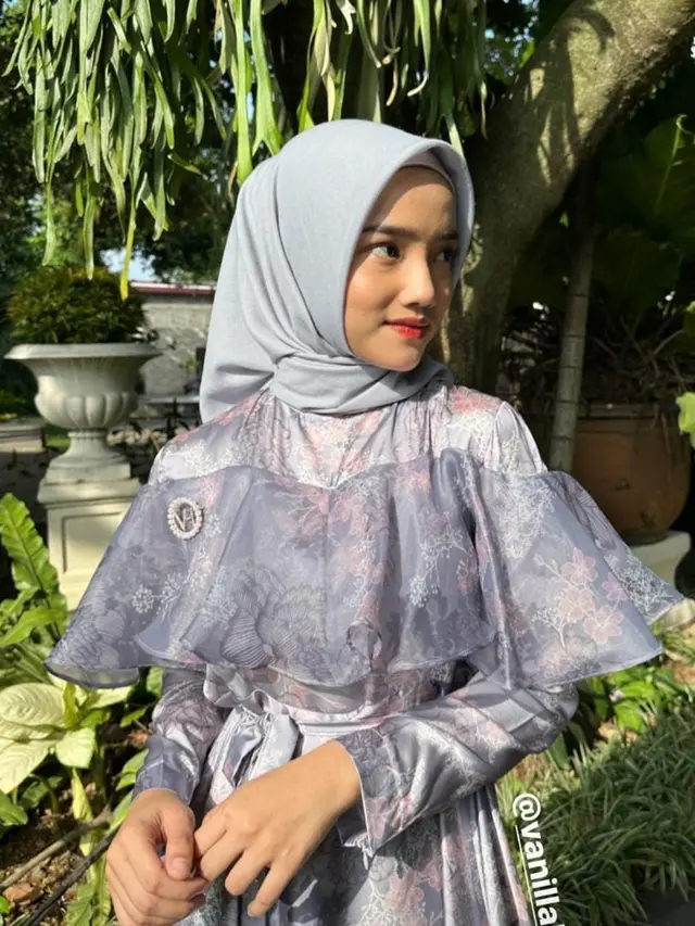 Fuji tampil menggunakan hijab