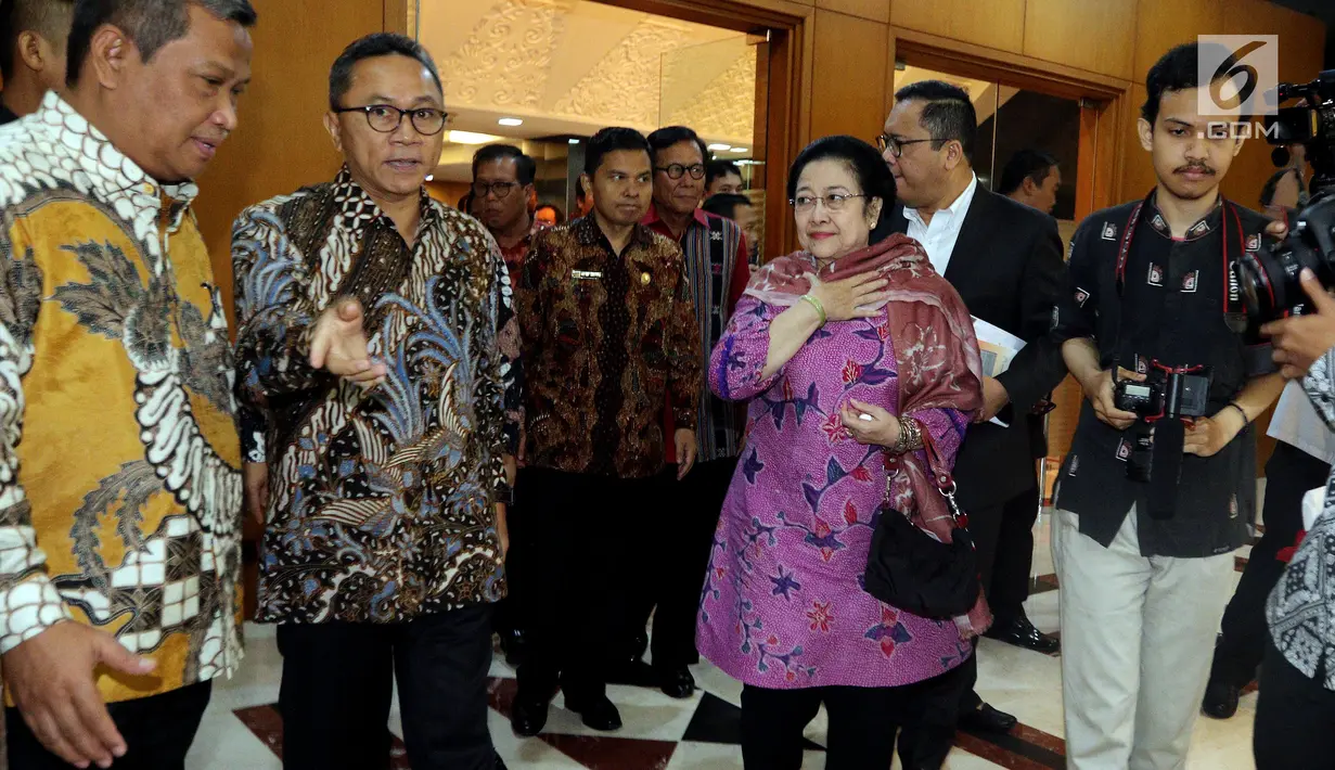 Ketua Dewan Pengarah Badan Pembinaan Ideologi Pancasila (BPIP) Megawati Soekarnoputri didampingi Ketua MPR Zulkifli Hasan usai menggelar acara Silaturahmi UKP PIP/BPIP dengan MPR RI di Senayan, Jakarta, Rabu (14/3). (Liputan6.com/JohanTallo)