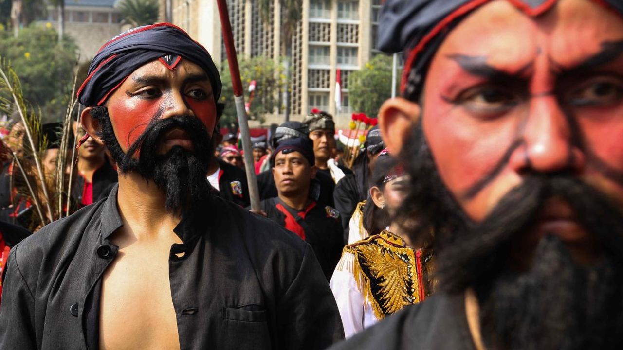 Pada pertunjukan seni Reog Ponorogo, warok adalah wong kang sugih wewarah yang artinya, seseorang yang menjadi warok dapat memberi pengajaran segala sesuatu tentang hidup kepada orang lain.