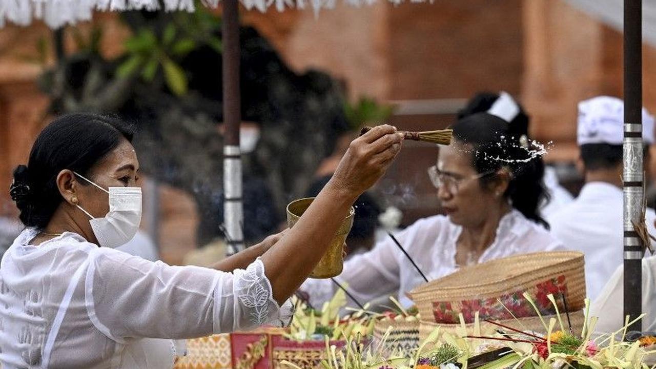 Perayaan Hari Raya Galungan identik dengan penjor yang dipasang di tepi jalan, menghiasi jalan raya yang bernuansa alami. Penjor adalah bambu yang dihias sedemikian rupa sesuai tradisi masyarakat Bali setempat.