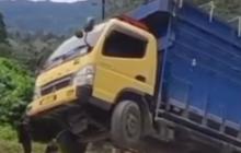 Horrornya Jalan Batu Jomba Sumut: Truk sampai ‘Ngetril’, Ambulans Lompat