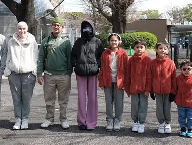 Berangkat liburan ke Jepang, Zaskia, Hanung dan 6 anak mereka mendarat di Bandara Internasional Narita, dan mengunjungi sejumlah tempat. Bintang sinetron Para Pencari Tuhan itu mengajak Kana Sybila, Kala Madali, Bhai Kaba, Bhre Kata, dan Bhaj Kama. Ia juga mengajak anak sambungnya, Barmastya Bumi. (Liputan6.com/IG/@zaskiadyamecca)