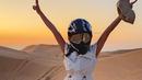 Saat berada di Abu Dhabi, Uni Emirat Arab, ia pun mengungujungi sebuah gurun. Seru sambil bermain pasir dan berkeliling dengan mobil, momen keseruannya ini pun banyak mencuri perhatian netizen. Banyak netizen pun yang tertarik dan berharap bisa liburan ke gurun seperti yang dilakukan oleh Raline Shah. (Liputan6.com/IG/@ralineshah)