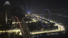 Suasana malam di Sirkuit Marina Bay Street yang diselimuti kabut asap di Singapura (18/9/2019). Jelang F1 GP Singapura 2019, tingkat polusi udara Singapura mencapai level tidak sehat untuk pertama kalinya sejak tiga tahun terakhir. (AFP Photo/Mladen Antonov)