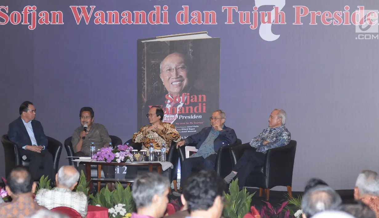 Mantan aktivis 1966, Fahmi Idris (kedua kiri) membedah buku Sofjan Wanandi dan Tujuh Presiden di Jakarta, Rabu (23/5). Sebelumnya, Wakil Presiden Jusuf Kalla memberi sambutan pembuka buka perjalanan hidup Sofjan Wanandi. (Liputan6.com/Helmi Fithriansyah)
