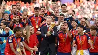 Raja Felipe VI dari Spanyol mengangkat Trofi Juara Piala Dunia FIFA sementara Ratu Letizia dari Spanyol, Putri Leonor dari Spanyol, dan Putri Sofia dari Spanyol serta para pemain Spanyol menyaksikan upacara penghargaan setelah pertandingan Final Piala Dunia FIFA 2026 antara Spanyol dan Argentina di Stadion New York New Jersey pada 19 Juli 2026 di East Rutherford, New Jersey. (David Ramos/Getty Images/AFP)