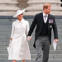Tampilan kedua Meghan Markle saat kebaktian nasional Thanksgiving di Katedral St. Paul disebut mengambil formula kakak iparnya Kate Middleton (Foto: Instagram @Dior)