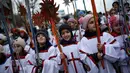 Sejumlah anak - anak pun ikut dalam pawai bersama di jalanan Tbilisi, Georgia, Kamis (7/1). Mereka merayakan Natal Ortodoks yang jatuh pada 7 Januari menurut kalender Julian. (REUTERS/David Mdzinarishvili)