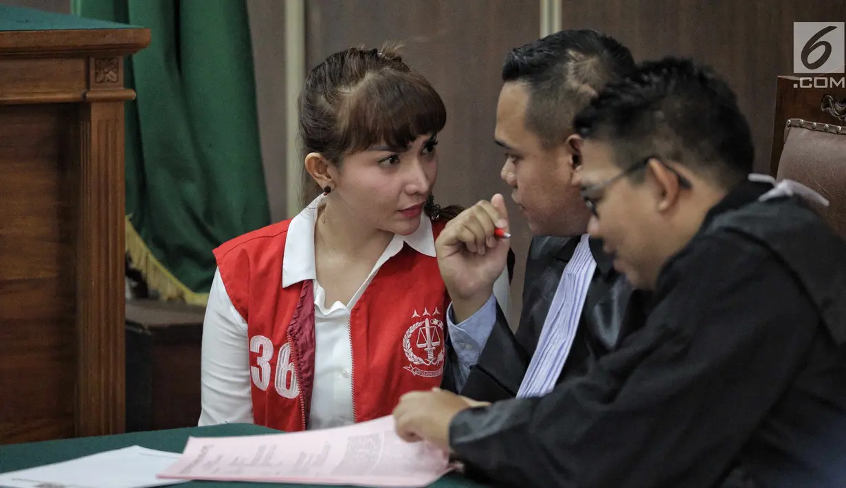 Aktris Roro Fitria berbincang dengan kuasa hukum saat mengikuti sidang perdana kasus narkoba di Pengadilan Negeri Jakarta Selatan, Jakarta, Kamis (28/6). Roro dijerat Undang-undang Nomor 35 Tahun 2009 tentang Narkotika. (Liputan6.com/Faizal Fanani)