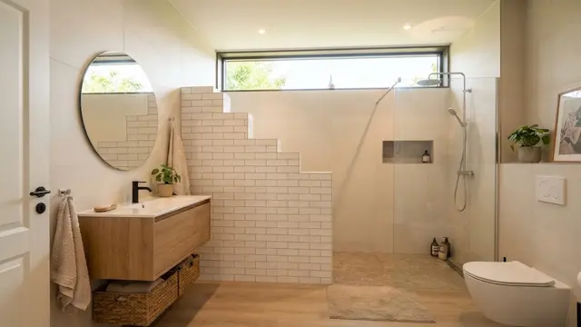 Desain Kamar Mandi dengan Jendela Atas dan Dinding Privasi Bertingkat