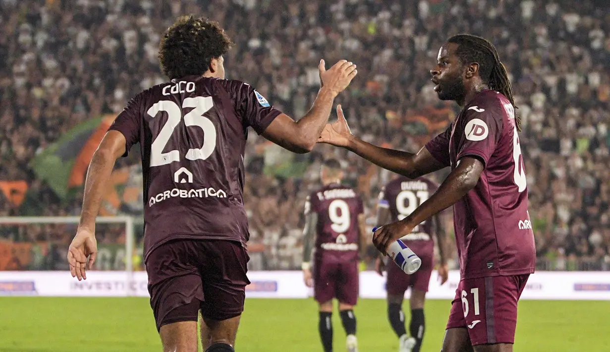 Venezia sejatinya bertahan cukup solid. Performa Il Leoni juga membaik pada babak kedua. Namun, kelengahan terjadi pada menit ke-86. Gawang Venezia dibobol Saul Coco. Gol ini membuat Venezia kalah 0-1 dari Torino. (Marco Alpozzi/LaPresse via AP)