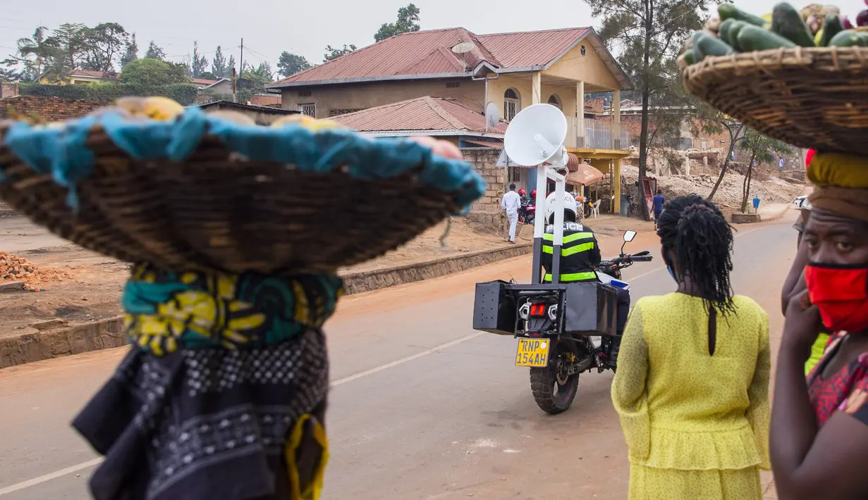 Seorang polisi yang mengendarai sepeda motor menggunakan pelantang suara untuk menyampaikan informasi tentang langkah-langkah pencegahan COVID-19 di sebuah jalan di Kigali, ibu kota Rwanda, pada 12 Agustus 2020. (Xinhua/Cyril Ndegeya)