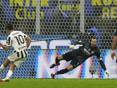 Pemain Juventus Paulo Dybala mencetak gol ke gawang Inter Milan pada pertandingan Serie A di Stadion San Siro, Milan, Italia, Minggu (24/10/2021). Pertandingan berakhir dengan skor 1-1. (AP Photo/Luca Bruno)