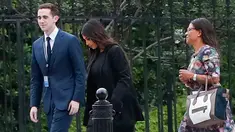 Bintang reality TV, Kim Kardashian ditemani pengacaranya Shawn Chapman Holley tiba di pintu masuk Gedung Putih, Washington, Rabu (30/5). Kedatangan Kim untuk membahas pembebasan seorang wanita dari penjara atas kasus narkoba. (AP/Pablo Martinez Monsivais)