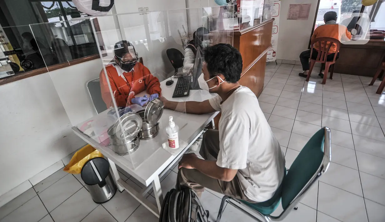 Warga mendaftarkan diri untuk melakukan donor darah di Kantor PMI Jakarta Timur, Rabu (28/7/2021). Selama pandemi COVID-19, PMI menerapkan protokol kesehatan ketat kepada warga sebelum mendonorkan darah. (merdeka.com/Iqbal S. Nugroho)