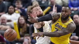 Bintang Los Angeles Lakers LeBron James beraksi pada laga NBA melawan Indiana Pacers di Bankers Life Fieldhouse, Selasa (17/12/2019) atau Rabu pagi WIB. (AP Photo/Michael Conroy)