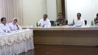 Plt Direktur Utama PLN Sripeni Inten Cahyani (kedua kiri) memberikan penjelasan kepada Presiden Joko Widodo (Jokowi) di Kantor Pusat PLN (Persero), Jakarta, Senin (5/8/2019). Kedatangan Jokowi menyusul peristiwa pemadaman listrik di hampir seluruh Pulau Jawa. (Liputan6.com/Angga Yuniar)