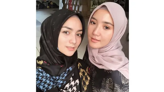 Saat bersama sang kakak, Citra Kirana tampil tanpa makeup. Keduanya terlihat cantik dan alami.
