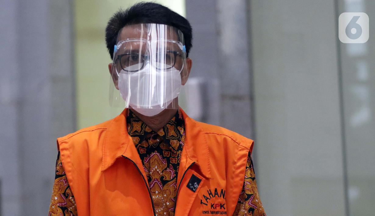 Gubernur Sulawesi Selatan non aktif, Nurdin Abdullah usai pemeriksaan lanjutan di Gedung KPK, Jakarta, Kamis (3/6/2021). Nurdin Abdullah diperiksa terkait dugaan suap dan gratifikasi pengadaan barang dan jasa pembangunan infrastruktur di Pemprov Sulsel 2020-2021. (Liputan6.com/Helmi Fithriansyah)