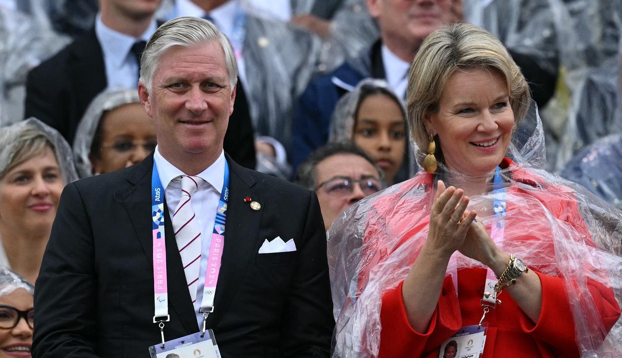Raja Philippe dan Ratu Mathilde dari Belgia menghadiri upacara pembukaan Olimpiade Paris 2024, Kamis (26/7/2024). (Oli SCARFF / AFP)