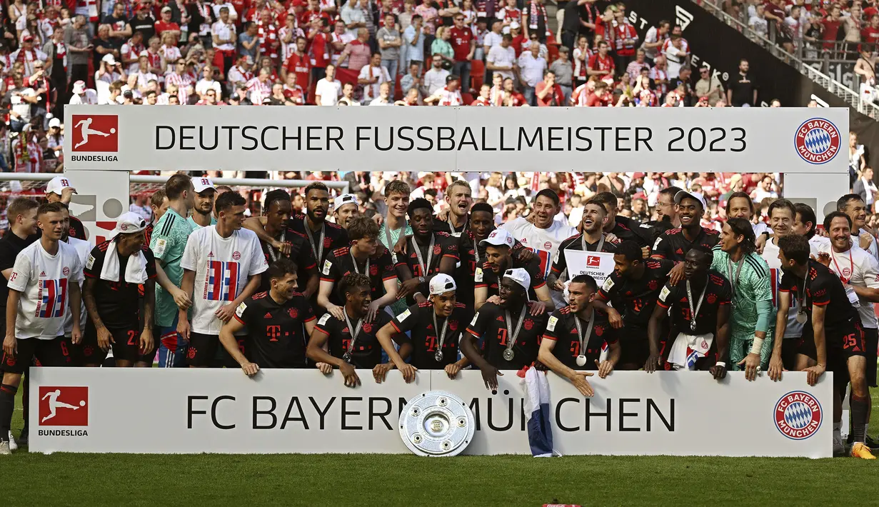 Selebrasi para pemain Bayern Munchen dengan trofi Liga Jerman 2022/2023 setelah berakhirnya laga pekan terakhir menghadapi FC Cologne di Cologne, Jerman (27/5/2023). Kemenangan 2-1 atas FC Cologne memastikan Bayern Munchen merebut gelar Liga Jerman 2022/2023. (AP Photo/Matthias Schrader)