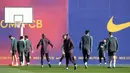 Pelatih Barcelona Ernesto Valverde (tengah) dan para pemain menghadiri sesi pelatihan di Joan Gamper Sports City di Sant Joan Despi (9/12/2019). Barcelona akan bertanding melawan wakil Italia, Inter Milan pada Grup F Liga Champions di Giuseppe Meazza. (AFP/Josep Lago)