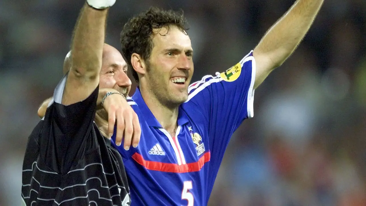 FOTO: Kisah Ritual Unik Laurent Blanc Kecup Kepala Fabian Barthez Berlanjut, Prancis Juara di Piala Eropa 2000