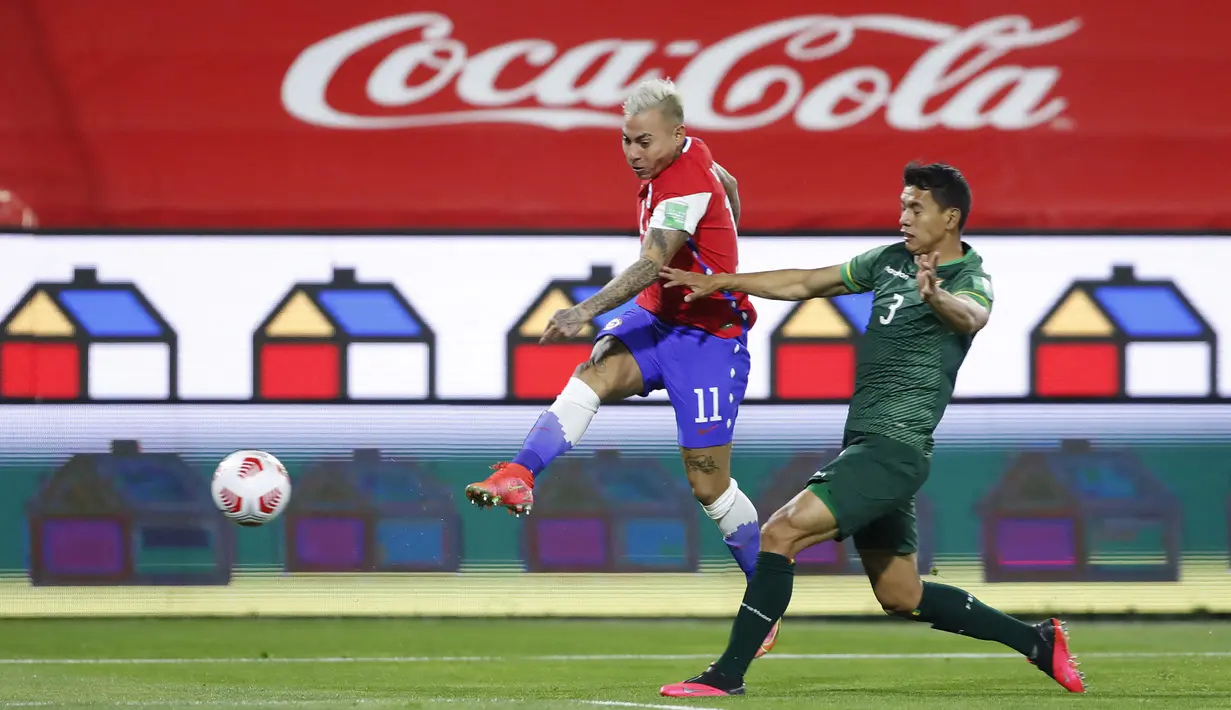 Timnas Chile memiliki penyerang Eduardo Vargas yang telah menyumbang dua gol dan satu assist pada empat laga yang dilalui mereka. Namun saat ini Chile hanya mampu bertengger di posisi ke tiga dengan torehan lima poin. (Foto: AFP/Pool/Alberto Valdes)