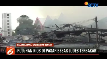 Kebakaran dengan cepat membakar los pedagang sayur dan lauk pauk di Kompleks Pasar Besar Selasa (19/6/2018) sore.