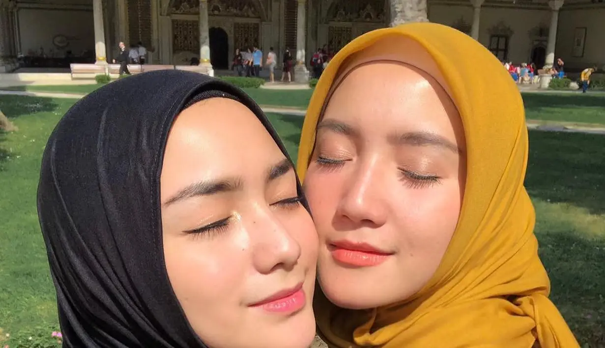 Keduanya pun kerap disebut sebagai anak kembar karena parasnya yang benar-benar mirip. Kekompakan mereka kerap diunggah di media sosial masing-masing. (Liputan6.com/IG/@ericaputrii)