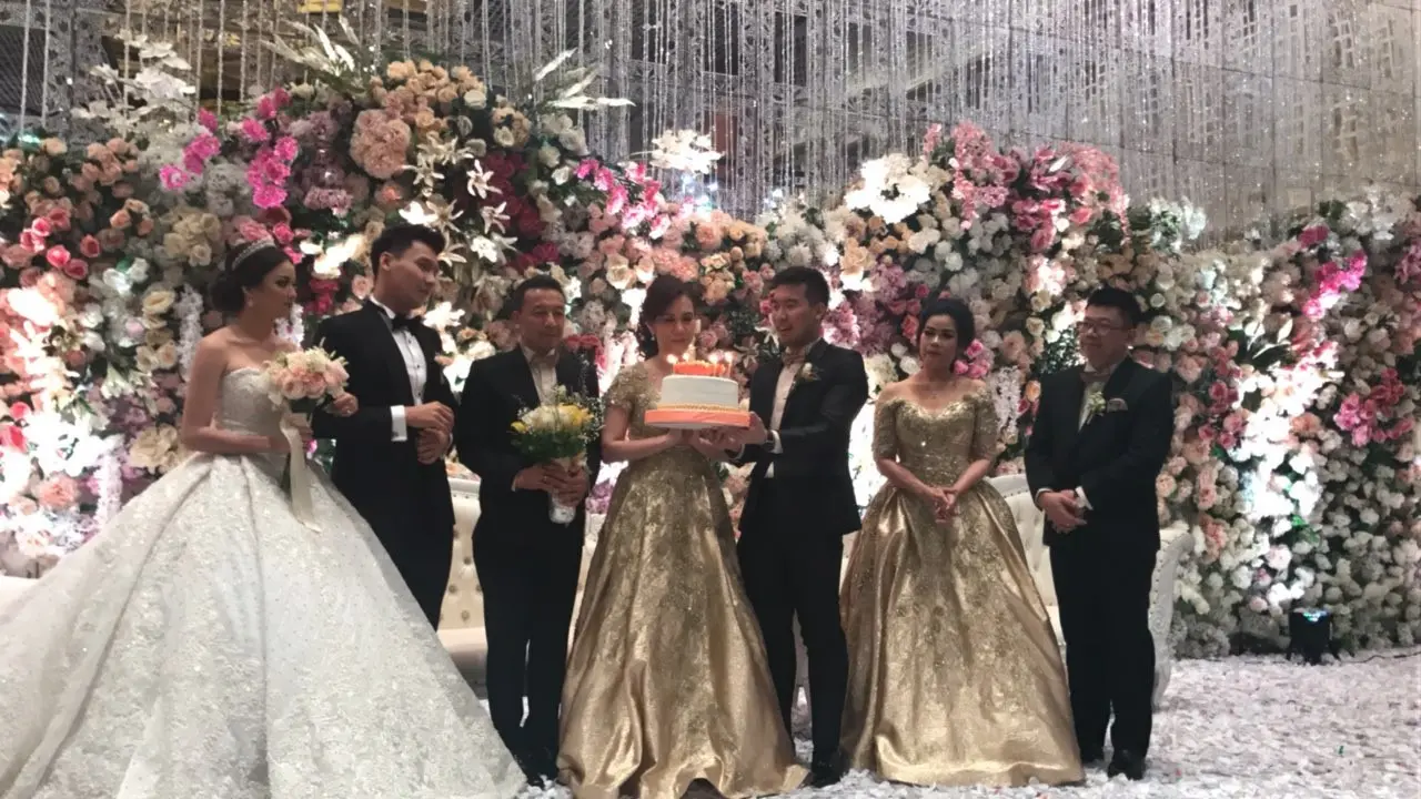 Fendy Chow rayakan ulang tahun ibunda di hari pernikahannya.