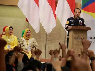 Calon Presiden nomor 01 Joko Widodo (Jokowi) memberikan sambutan saat menghadiri acara silaturahmi dengan relawan dan Tim Kampanye Daerah di Gorontalo, Kamis (28/2). (Liputan6.com/Arfandi Ibrahim)