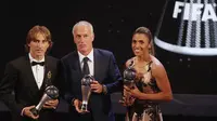 Luka Modric, Didier Deschamps, dan Marta, berfoto bareng dalam malam penghargaan The Best FIFA Football Awards 2018, di London, Senin (24/9/2018) waktu setempat atau Selasa (25/9/2018) dini hari WIB. (AP Photo/Frank Augstein)