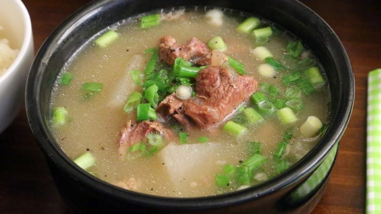 Makanan Korea seperti sup kolagen urat daging sapi tendon, Seolleongtang (sup tulang sapi), dan kaldu ayam kolagen menjadi kunci regenerasi kulit.&nbsp;