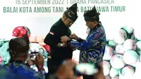 Kontak Tani Nelayan Andalan (KTNA) memberikan pin emas lencara utama Adi Bhakti Tani kepada Menteri Pertanian Syahrul Yasin Limpo, Jumat (16/9/2022).