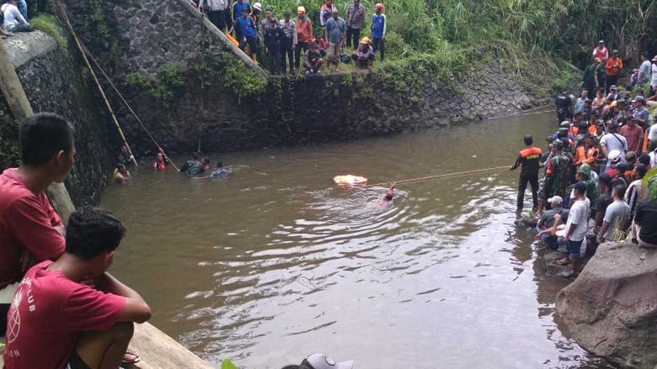 Proses evakuasi korban ke-8 dalam tragedi susur Sungai Sempor, SMP Negeri 1  Turi, Sleman. (Foto: Liputan6.com/Wisnu Wardhana)