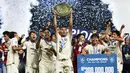 Para pemain Persita Tangerang berhasil mengangkat trofi juara di ajang Elite Pro Academi kategori U-20 2024/2025 di Stadion Patriot Chandrabhaga, Bekasi pada Sabtu (22/2/2025). (Bola.com/Abdul Aziz)