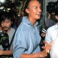 Nadine Chandrawinata saat memenuhi panggilan Polda Metro Jaya terkait kasus kepemilikan senpi ilegal Gatot Brajamusti. (Altaf Jauhar/Bintang.com)