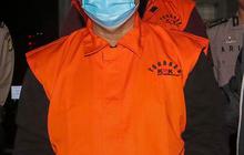 FOTO: Ekspresi Kajari Bondowoso Dkk Saat Ditahan KPK: Tangan Diborgol, Wajah Ditutup Masker