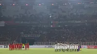 Pemain Persija dan Madura United mengheningkan cipta jelang laga lanjutan Go-Jek Liga 1 Indonesia 2018 bersama Bukalapak di Stadion GBK Jakarta, Sabtu (12/5). Madura United unggul 2-0. (Liputan6.com/Helmi Fithriansyah)