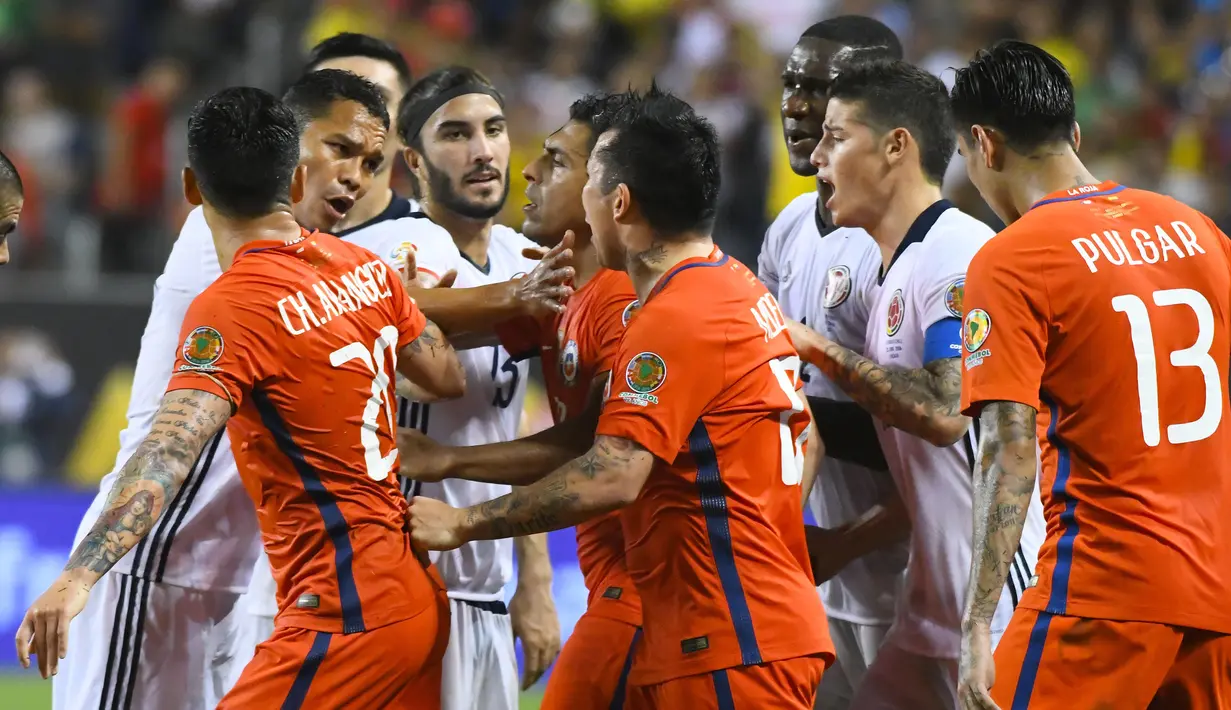 Sejumlah pemain Chile dan Kolombia adu mulut pada pertandingan semifinal Copa America Centenario 2016 di Soldier Field, AS, (22/6). Chile nantinya akan menantang Argentina di final Copa America Centenario 2016. (Dennis Wierzbicki/ USA TODAY Sports)
