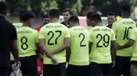 Pelatih Bhayangkara FC, Paul Munster, memberikan arahan saat sesi latihan jelang melawan Persija Jakarta pada laga Shopee Liga 1 di Stadion PTIK, Jakarta, Jumat (13/3). Bhayangkara gelar latihan jelang hadapi Persija. (Bola.com/Yoppy Renato)