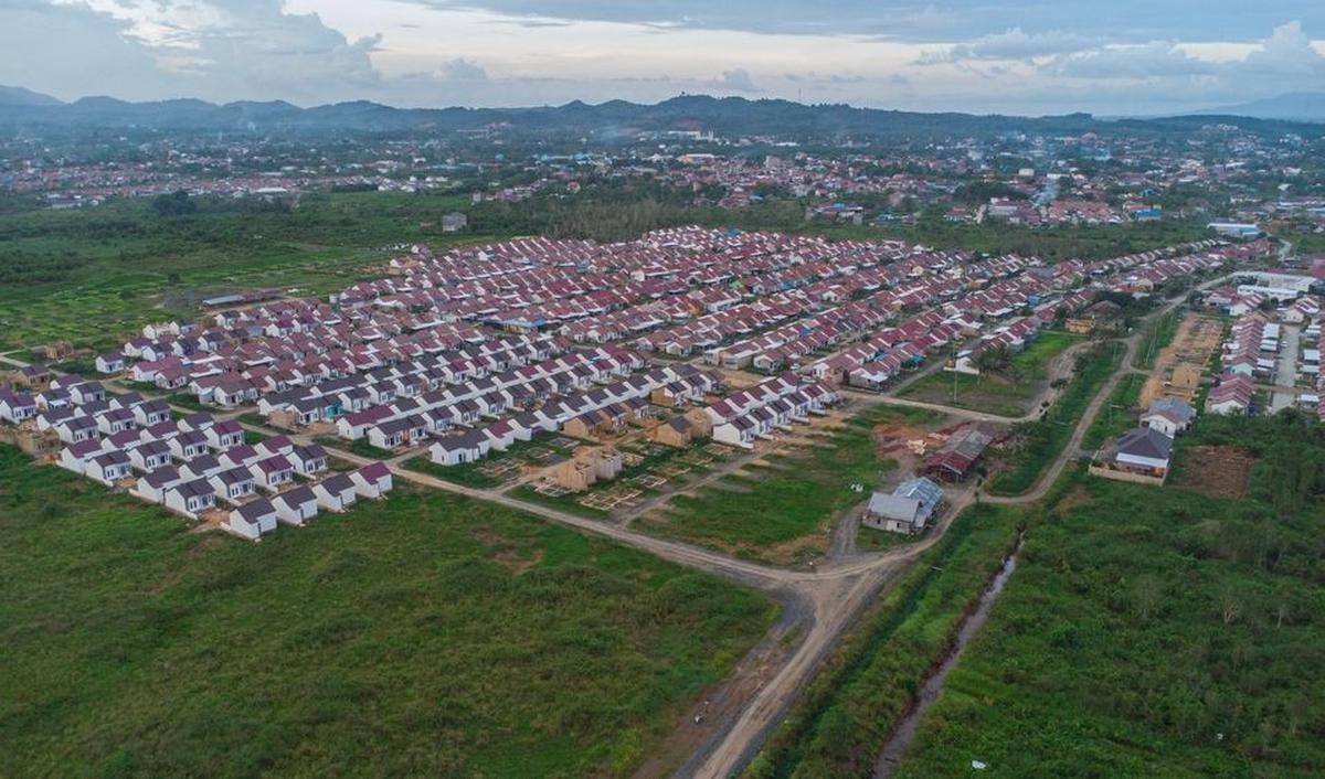 Kalau rumah di tengah kota sudah nggak memungkinkan karena harganya terlalu melambung, pemilihan lokasi di kawasan pinggiran bisa jadi alternatif. Harganya yang lebih terjangkau jadi daya tarik utama buat para milenial yang ingin memiliki rumah pertama se