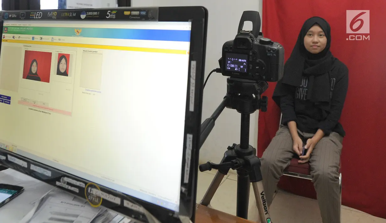 Seorang perempuan melakukan perekaman data E-KTP di Kantor kelurahan Cinere, Depok, Kamis (27/12). Hari ini Disdukcapil daerah melaksanakan pelayanan jemput bola perekaman E-KTP serentak khusus pemula secara nasional. (Merdeka.com/Arie Basuki)