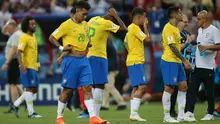 Pemain timnas Brasil meninggalkan lapangan dengan kecewa setelah kalah dari Belgia pada laga perempat final Piala Dunia 2018 di Stadion Kazan Arena, Jumat (6/7). Brasil terdepak dari Piala Dunia 2018 setelah takluk dari Belgia 1-2. (Roman Kruchinin/AFP)