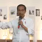 Calon Presiden Nomor Urut 01 Joko Widodo berdiskusi dengan masyarakat kreatif Bandung di Simpul Space, BandungSabtu (10/11). Jokowi berdialog dengan masyarakat kreatif Bandung dalam upaya mengembangkan ekonomi digital. (Liputan6.com/Angga Yuniar)