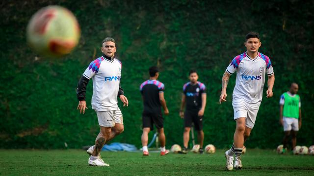 Foto Liga 1: Jelang Lawan Arema FC, Cristian Gonzales Giat Latihan Bersama RANS Cilegon FC