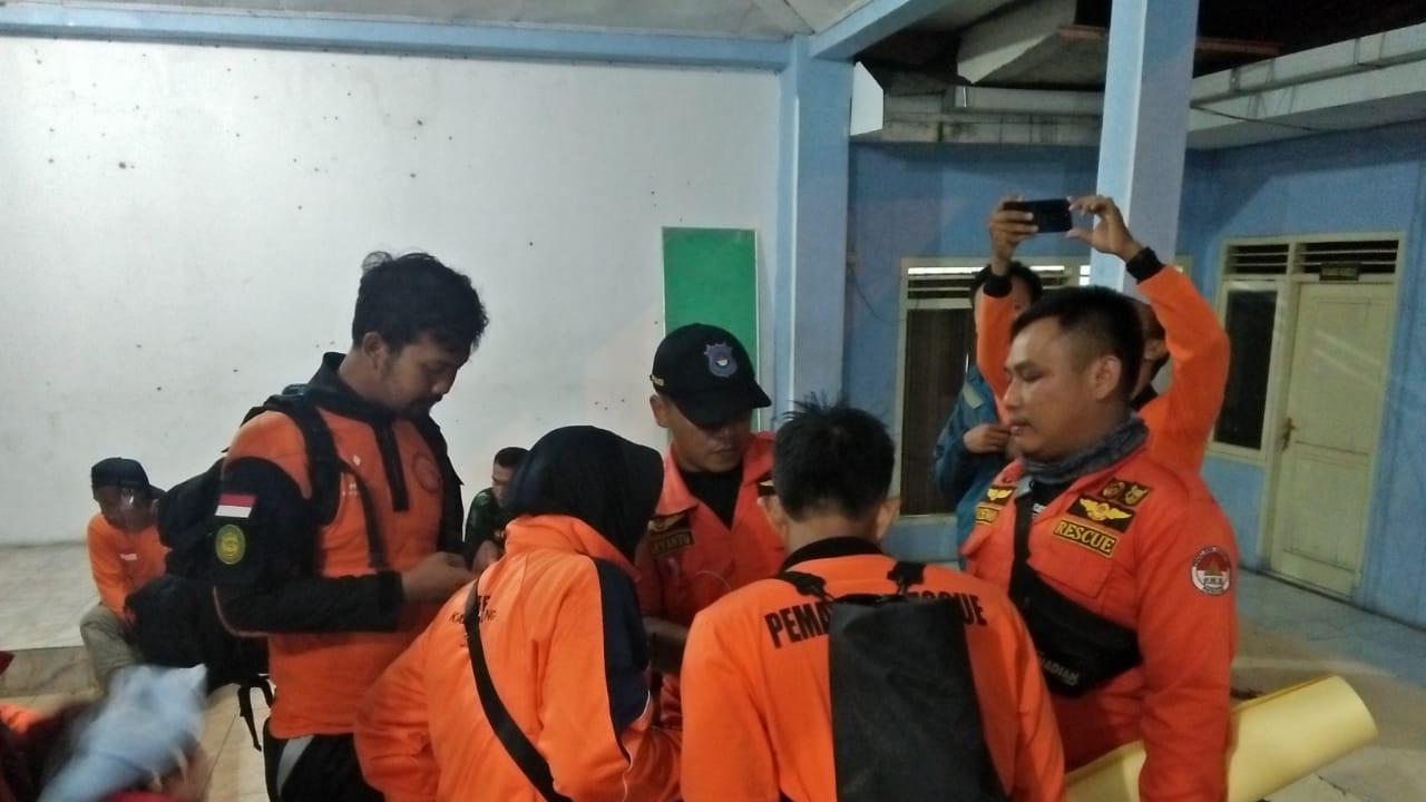 Tim SAR Gabungan berkoordinasi untuk mencari empat korban yang dinyatakan hilang hanyut di Sungai Rajasa, Belik, Pemalang. (Foto: Liputan6.com/BPBD Pemalang/Muhamad Ridlo)