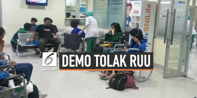 VIDEO: Mahasiswa Pengunjuk Rasa di Depan Gedung DPR Dilarikan ke RSPP