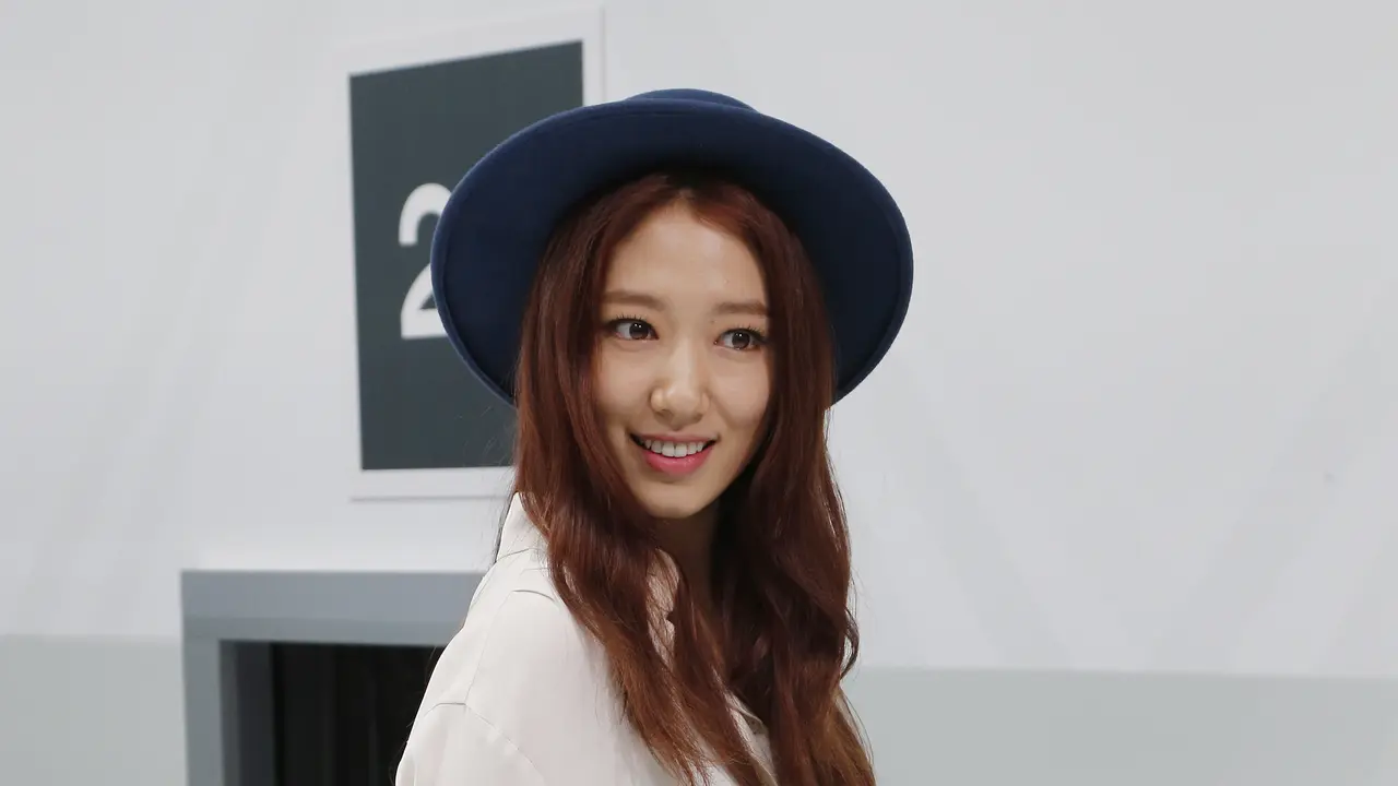 [Bintang] Wajah Natural Park Shin Hye Ketika di Paris Fashion Week